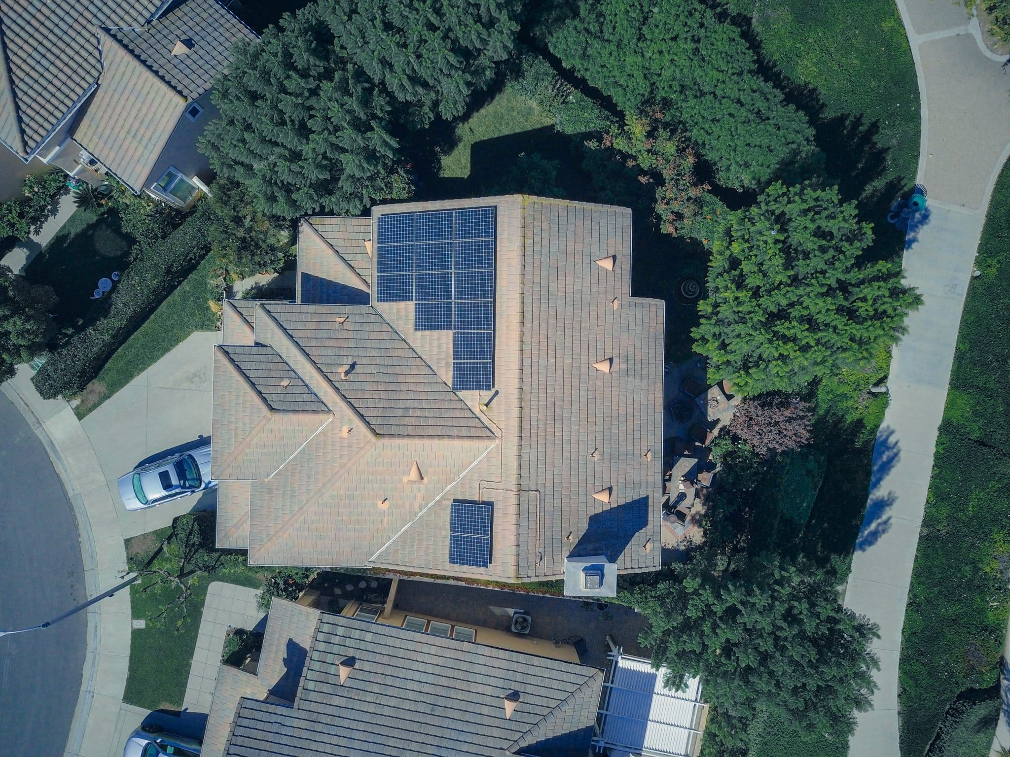 nstallation solaire thermique et photovoltaïque sur le toit d'une maison alsacienne