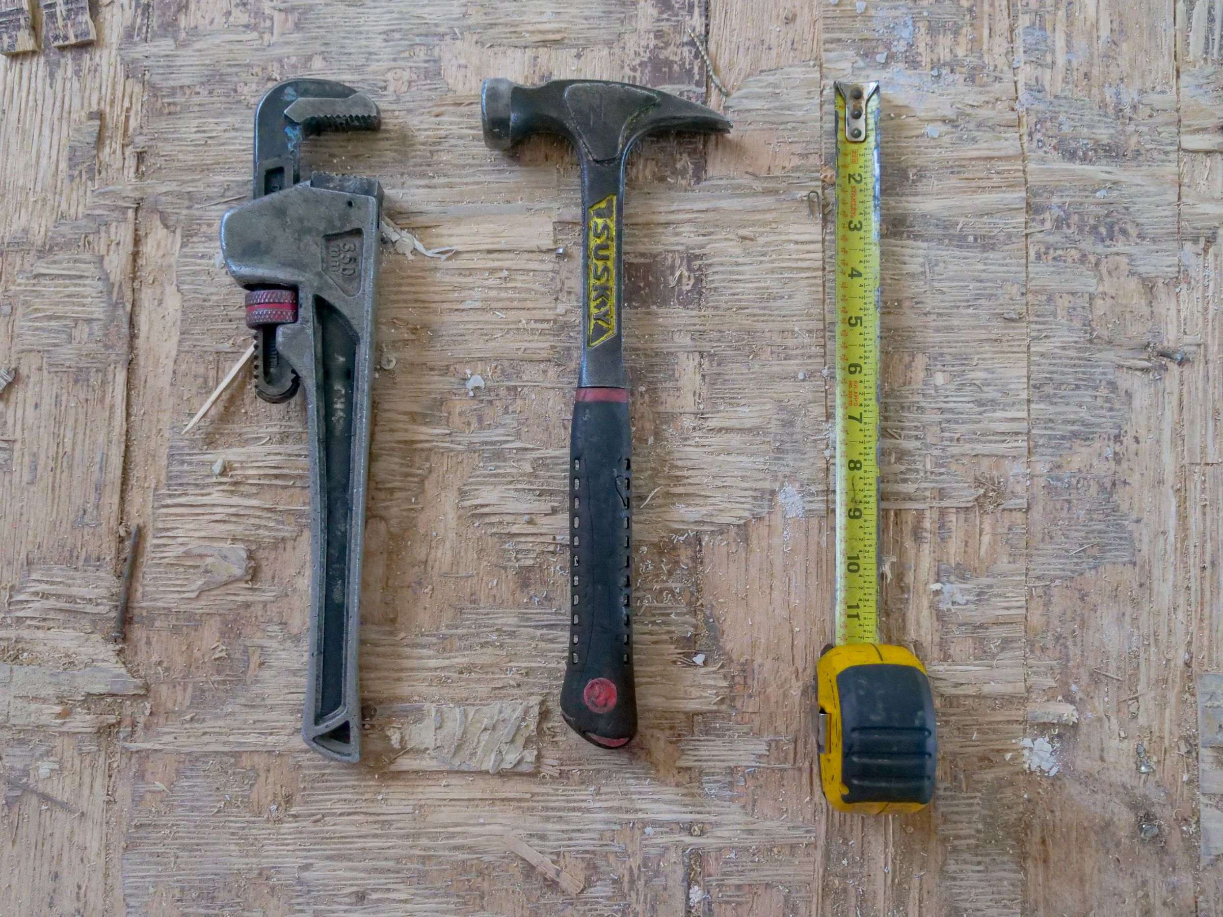 Outils de plombier posés sur un plan de travail